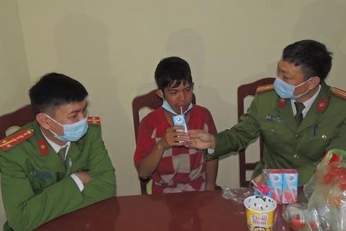 Nam thanh niên thiểu năng đi lạc được Công an xã tìm giúp người thân