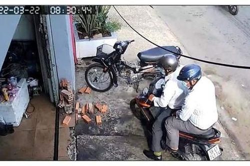 Giả danh công an phường, đến nhà 'ép' người dân mua vé ca nhạc