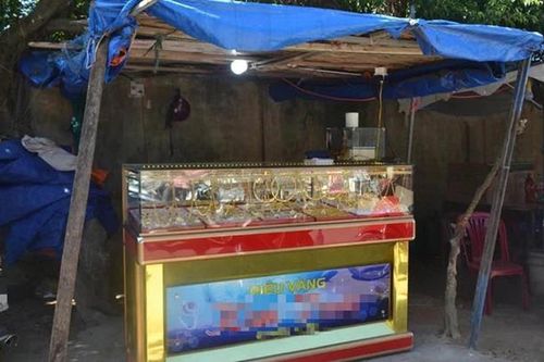 Tủ vàng đặt 'hớ hênh' trong túp lều tạm bợ không camera trông coi gây sốt MXH