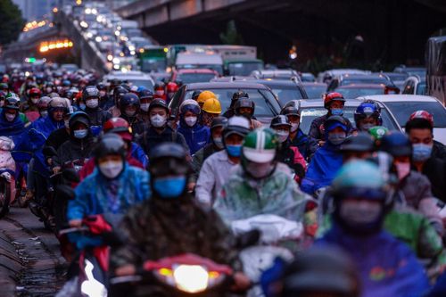 Đường phố Hà Nội ken kín người trong cơn mưa giờ tan tầm