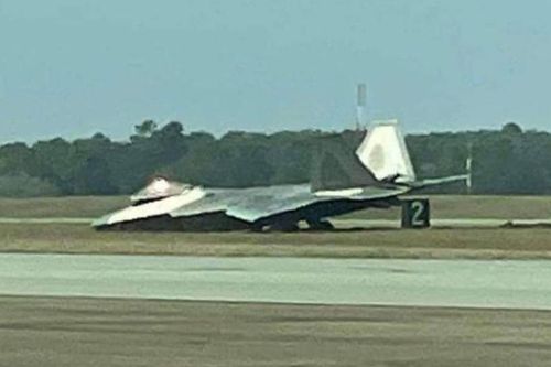'Chim ăn thịt' F-22 Mỹ sập càng, mài thân xuống đường băng