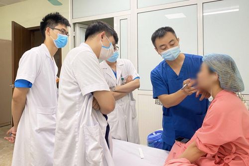 Teo da bụng vì tiêm mờ sẹo ở spa