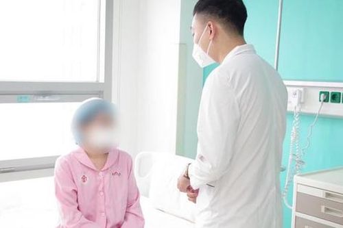 Lần đầu ghép gan cho bệnh nhi qua nội soi lấy thùy gan trái từ người cho sống