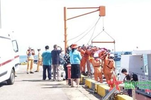 Kịp thời đưa thuyền viên bị tai nạn trên biển về TP Đà Nẵng điều trị