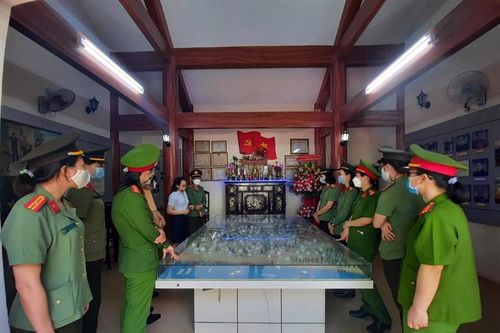Hội phụ nữ Công an TP Đà Nẵng dâng hương khu tưởng niệm Mẹ Nhu