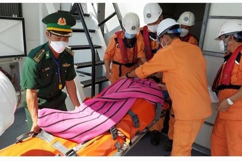 Tiếp nhận thuyền viên bị tai nạn khi đang lao động trên biển