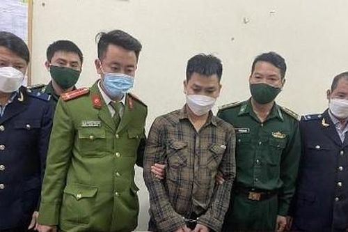 Bắt quả tang nam thanh niên vận chuyển gần 8 kg ma túy đá