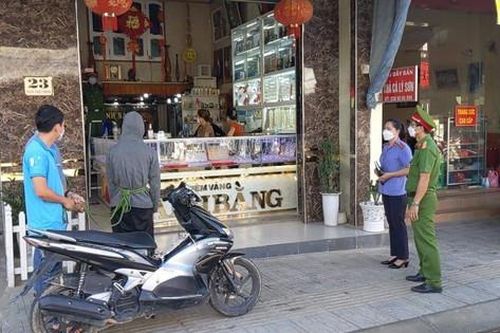 Quảng Nam: Nam thanh niên vờ hỏi mua vàng cho vợ rồi cướp tài sản
