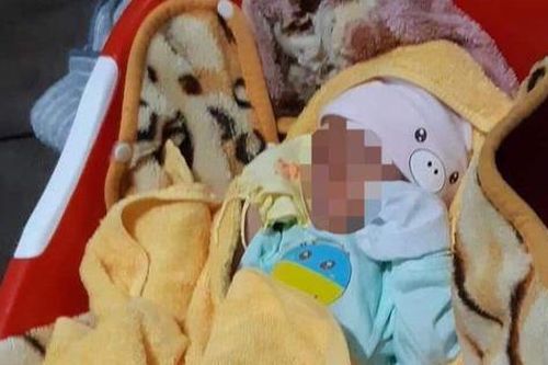 Bé trai 3kg bị bỏ rơi trước cổng nhà dân