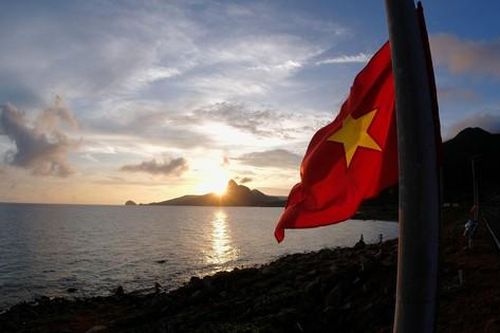 Ngắm rừng cờ Tổ quốc tung bay kiêu hãnh giữa ngàn khơi Côn Đảo