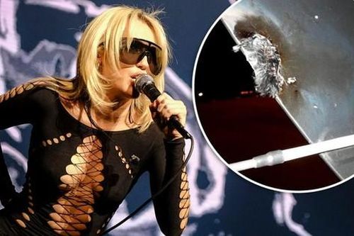 Máy bay của Miley Cyrus bị sét đánh trúng