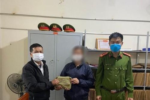 Cụ ông nhặt được 19 chỉ vàng phát loa tìm người đánh rơi