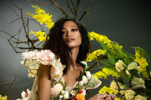 Á hậu H'Ăng Niê diện váy 'ngàn hoa' lạ mắt