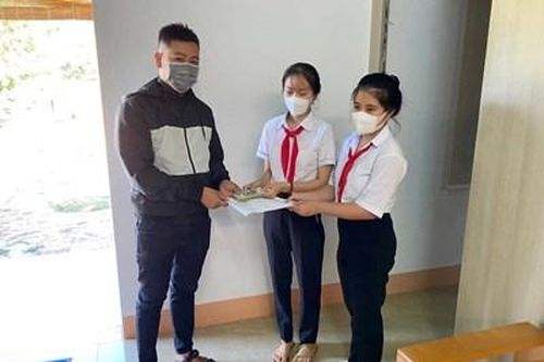 Hai học sinh nhặt được cọc tiền rơi, báo công an để trả lại người mất