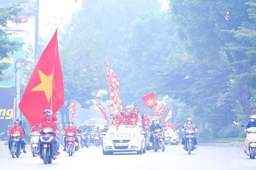 Cổ động viên Việt Nam diễu hành 'tiếp lửa' tuyển Việt Nam đấu Oman