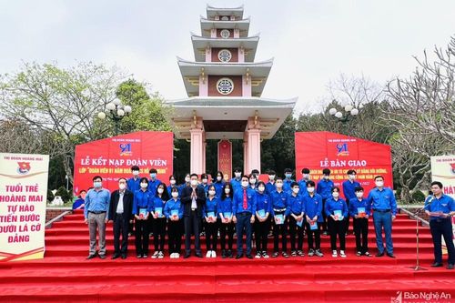 Trang trọng lễ kết nạp đoàn viên mới ở thị xã Hoàng Mai