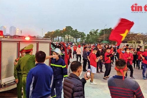 Lực lượng an ninh sân Mỹ Đình dẹp màn đốt pháo sáng trước trận tuyển Việt Nam