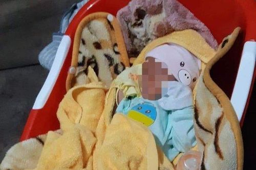 Bé trai nặng 3kg bị bỏ rơi trước cổng nhà dân