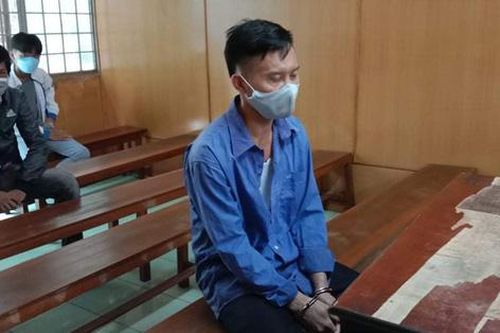 Thuê khách sạn, mai phục chém tình địch bằng búa