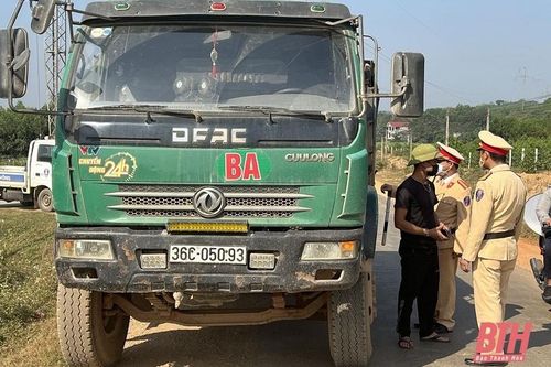 Công an huyện Thạch Thành xử lý nghiêm vi phạm quá tải trọng, cơi nới kích thước thùng xe