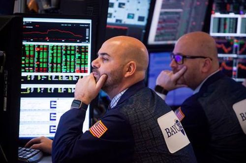 Dow Jones mất gần 450 điểm do giá dầu tăng vọt 5%