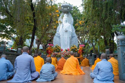 Đêm thiền trà, thắp hoa đăng tưởng niệm khánh đản Bồ-tát Quán Thế Âm tại chùa Diệu Pháp