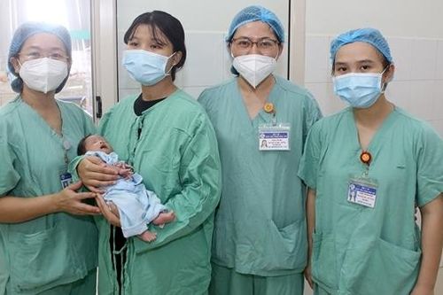 Cứu sống trẻ sơ sinh phình mạch não hiếm gặp