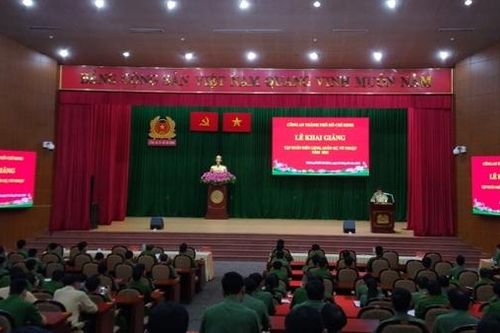 Công an TP Hồ Chí Minh tập huấn điều lệnh, quân sự, võ thuật