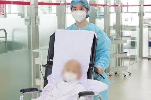 Cắt gan nội soi từ cô ruột ghép cho bé 5 tuổi bị ung thư