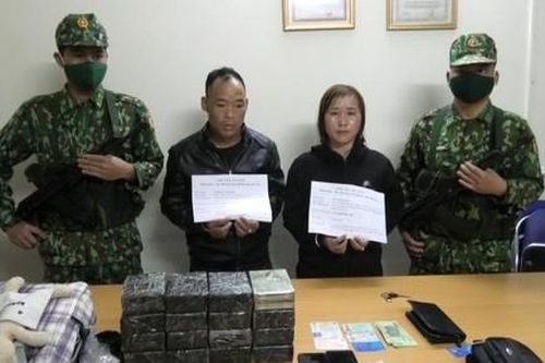 Mật phục bắt cặp đôi vận chuyển 32 bánh heroin