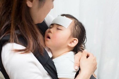 Trẻ nhiễm COVID-19 test không lên hai vạch, phân biệt với cảm lạnh như thế nào?