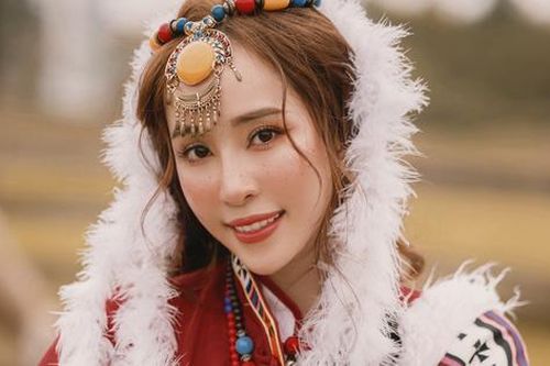 Quỳnh Nga diện trang phục 'kín bưng' gây ngỡ ngàng với khán giả