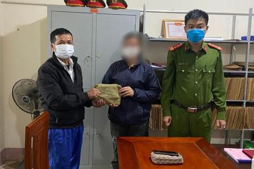 Cụ ông 74 tuổi ở Hà Tĩnh trả lại 19 chỉ vàng cho người đánh rơi