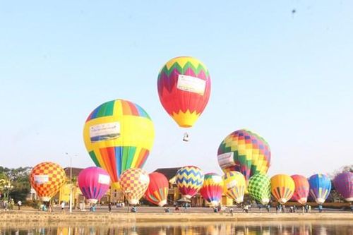 Quảng Nam: Hàng chục khinh khí cầu sắc màu bay trên bầu trời Hội An