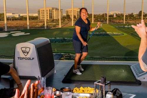 Sân golf bình dân, khách đi chân trần, uống bia ở Mỹ