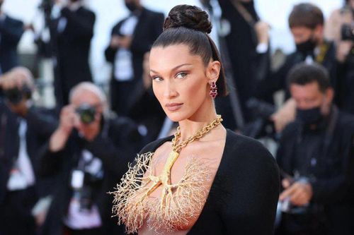 Các cô gái có nên dao kéo từ 14 tuổi như Bella Hadid