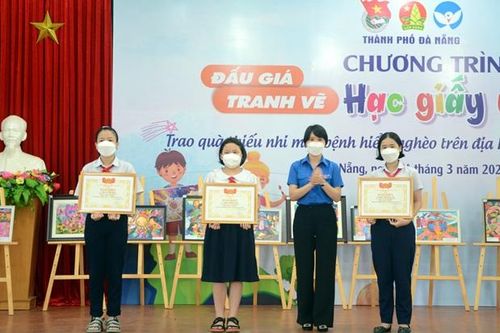 Chương trình 'Hạc giấy ước mơ' tiếp nhận 100 triệu đồng hỗ trợ thiếu nhi mắc bệnh hiểm nghèo