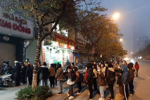 Hàng ngàn bạn trẻ xếp hàng suốt đêm để 'săn'… sách