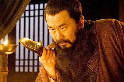 Vì sao Tào Tháo muợn 'bảo bối' của Vương Doãn ám sát Đổng Trác?