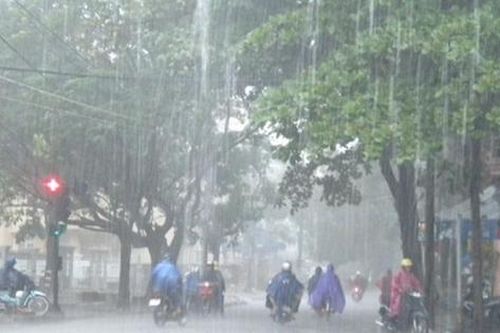 Mưa lớn, dông lốc làm sập 2 căn nhà và làm hư hỏng hơn 100 nhà