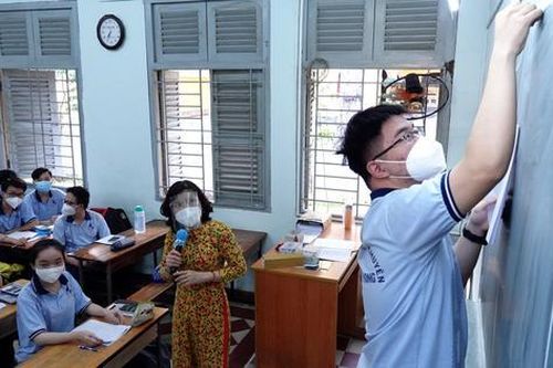 'Mạnh tay' chi tiền tỷ thu hút giáo sư về dạy trường THPT chuyên của tỉnh