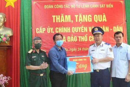 Tư lệnh Cảnh sát biển thăm và làm việc tại xã đảo Thổ Chu