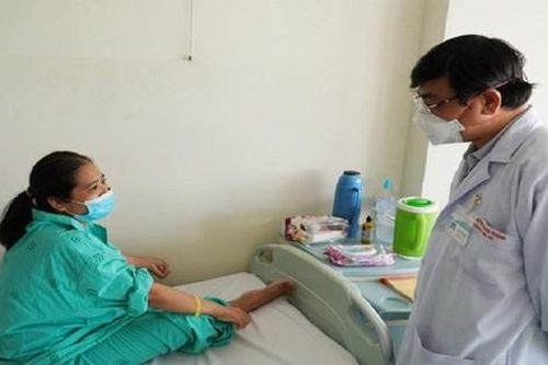 Người phụ nữ mang khối u khổng lồ ở vú
