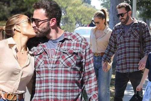 Jennifer Lopez trẻ trung như mới U40, hôn say đắm 'Người Dơi' Ben Affleck trên phố