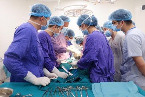 Da bụng người phụ nữ teo lõm, loang lổ sau khi tiêm mờ sẹo ở spa