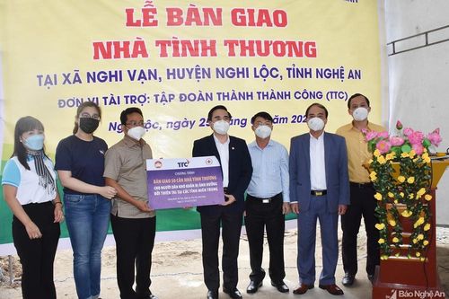 Ủy ban MTTQ Thành phố Hồ Chí Minh trao nhà tình thương cho hộ nghèo tỉnh Nghệ An