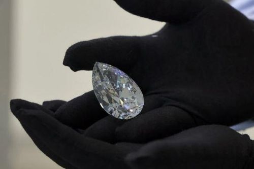 Trưng bày viên kim cương trắng khổng lồ nặng hơn 228 carat
