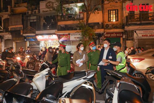 Kiểm tra đột xuất tuyến phố đi bộ, xử phạt nghiêm các vi phạm phòng dịch COVID-19 và an ninh trật tự