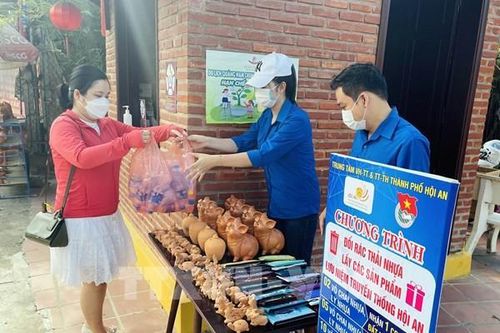 Độc đáo chương trình đổi rác thải nhựa lấy quà lưu niệm
