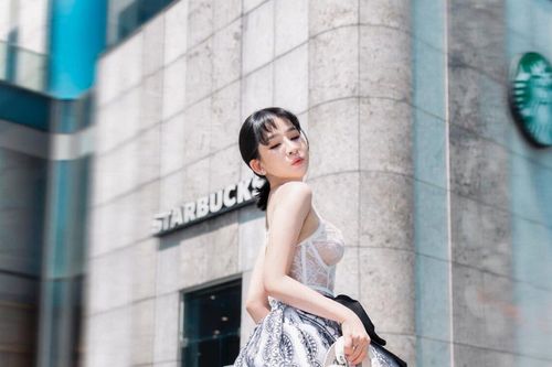 Vợ cũ Hồ Quang Hiếu gỡ bài 'ủng hộ Hiền Hồ' khi bị netizen chỉ trích